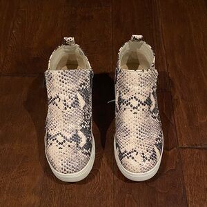 Stylish Snake Print Shoes